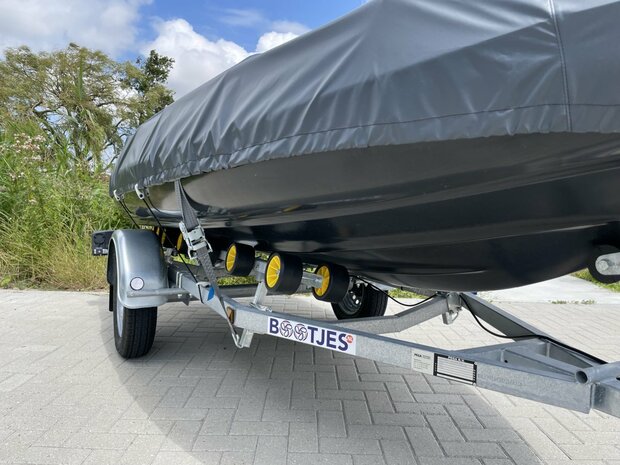 Compacte trailer voor bootje tot 4 meter